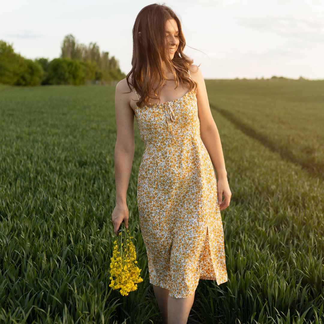 Woman in elegant floral midi dress at green field — Emmy & Ellie midi dresses